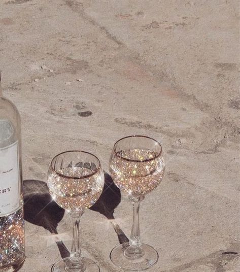 Get your bubbly on! Happy National Bubbly Day 🍾🥂 Wine Beach Aesthetic, Kaveh Aesthetic, Aesthetics Edits, Champagne Aesthetic, Champagne Beach, Sparkling Wine Glasses, 블로그 배경, Sparkly Champagne, Colored Wine Glasses