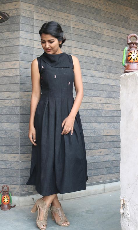 Black linen pleated maxi dress/turtle neck dress/pleated dress/linen maxi/maxi dress/summer dress/ma Simple Maxi Dress, Ikkat Dresses, Dress For, Casual Frocks, Frock Fashion, Ikat Dress, Frock Patterns, Black Linen Dress, Frock For Women