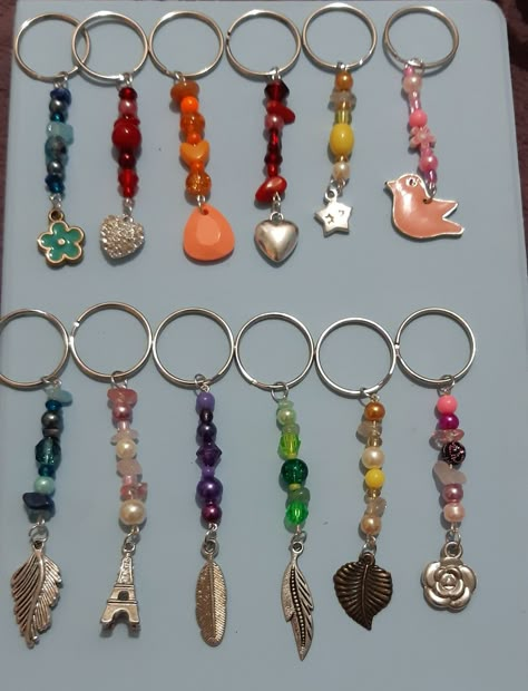 Button Keychain Diy, Simple Beaded Keychains, Diy Keychain Ideas Easy Beads, Bead Keyrings Diy, Beaded Key Chains Diy Keychain Ideas, Resin Mobile Cover, Diy Keychain Ideas Easy, Beaded Keychain Diy, Diy Keychain Ideas