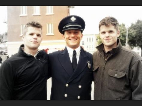 The Carver twins with their brother. Max And Charlie Carver, Carver Twins, Charlie Carver, Teen Wolf, Captain Hat, Twins