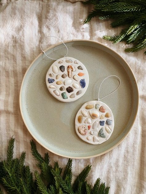 diy shell mosaic ornaments - almost makes perfect Ocean Themed Ornaments Diy, Beach Rocks Crafts Diy, Diy Beach Gifts, Shell Gift Ideas, Diy Beach Ornaments, Sea Shell Mosaic, Resin Shell Art, Sea Shell Ornament, Rock Decor Ideas