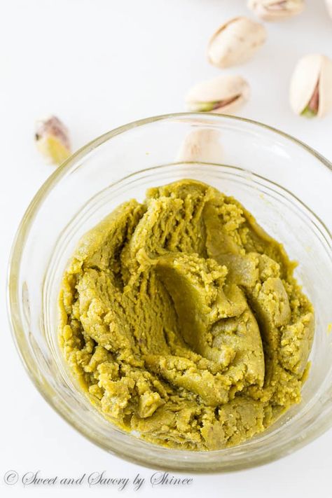 Super easy homemade pistachio paste. No more expensive jars, and more natural homemade goodness! Pistachio Puree, Pistachio Extract, Almond Liquor, Red Velvet Macarons, Pistachio Paste, Pistachio Recipes, Yogurt Breakfast, Paste Recipe, Almond Extract