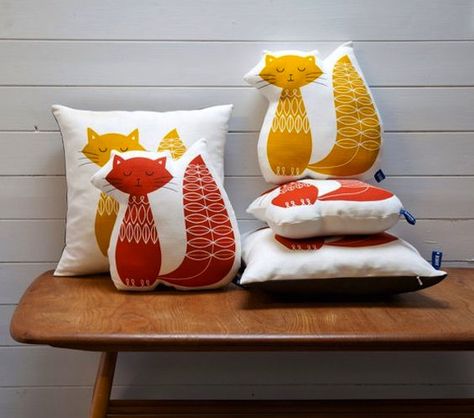 We're always into DIY fashion and we love all different kinds of techniques when it comes to making or customizing our own clothing, but sometimes we get a Pillow Sewing, Graphic Pillow, Owl Fabric, Owl Pillow, Cat Cushion, Fabric Stamping, Print Pillow, Cat Pillow, Cushion Pattern