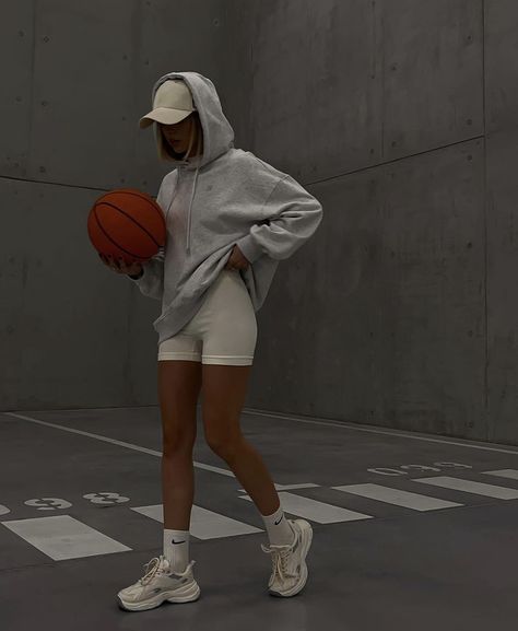 Sports Look Women, Fashion Gym Outfits, Sports Style Outfits, Sport Summer Outfits, Sport Aesthetic Outfit, Sports Outfits Aesthetic, Sport Outfits Aesthetic, Sport Style Girl, Sporty Poses