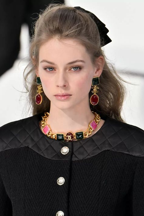 Era Victoria, Fashion Week Hair, Haute Couture Style, Runway Hair, Anna Karina, Chanel Runway, Jeanne Damas, Moda Paris, Mode Inspo