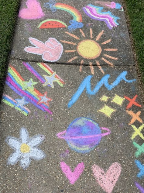 Different designs and cute stylish things Cute Chalk Doodles, Cute Chalk Ideas Easy, Easy Things To Draw With Chalk, Cute Chalk Ideas, Simple Chalk Art, Cute Chalk Drawings, Chalk Drawings Sidewalk, Things To Draw With Chalk, Chalk Drawing Ideas