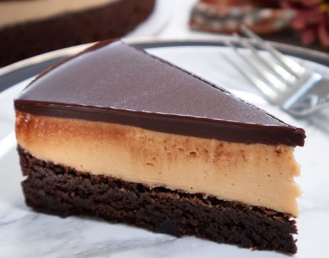 Chocolate Peanut Butter Mousse Cake - Pastries Like a Pro Peanut Butter Mousse Cake, Peanut Butter Mouse, Peanut Butter Mousse Pie, Chocolate Peanut Butter Mousse, Peanut Butter Fudge Cake, Easy Cakes To Make, Chocolate Peanut Butter Cheesecake, Peanut Butter Mousse, Chocolate Peanut Butter Cake