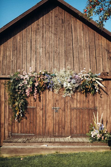 Farm Wedding Alter, Barnwood Wedding Decor, Wedding In The Country, Rustic Farm Wedding Decorations, Backyard Barn Wedding, Barn Door Wedding Backdrop, Barn Wedding Ideas On A Budget, Pole Barn Wedding Reception, Barn Ceremony Wedding