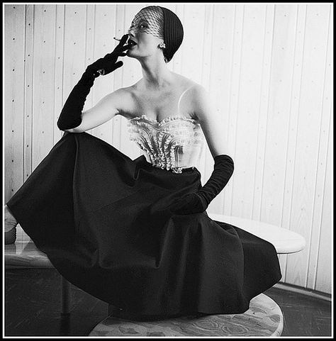 Mary Jane Russell models a black piquet evening dress by Modern Coulture for Harper's Bazaar Magazine. New York City, 1950  Photo by Genevieve Naylor Genevieve Naylor, Early 60s Fashion, 1950s Vintage Fashion, Gloves Dress, Harpers Bazaar Magazine, Bazaar Magazine, Jane Russell, Glamour Vintage, 20th Century Fashion