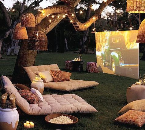 Backyard Movie Theaters, Backyard Movie Nights, Outdoor Cinema, Backyard Movie, Desain Lanskap, Patio Diy, Have Inspiration, Scary Movie, Outdoor Movie