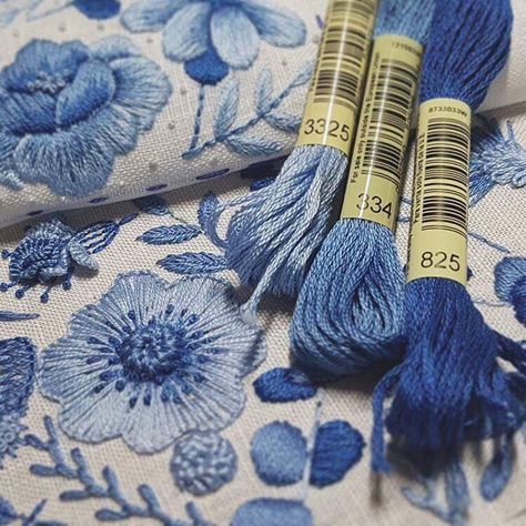 Beautiful blues Honey Crochet, Haft Vintage, Diy Broderie, Pola Sulam, 자수 디자인, Sewing Embroidery Designs, Hand Embroidery Art, Crewel Embroidery, Hand Embroidery Stitches