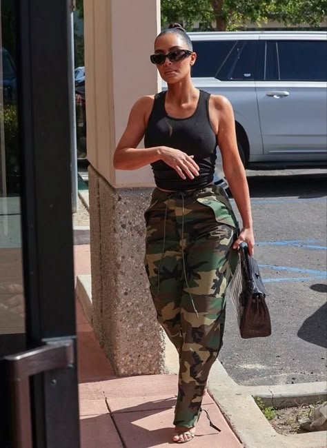 Kim Kardashian2023, Kim Kardashian Cargo Pants, Light Gray Top Outfit, Sporty Concert Outfit, Kim Kardashian 2023 Style, Fatigue Pants Outfit For Women, La Summer Outfits, Kardashian Casual Outfit, Kylie Jenner Street Style