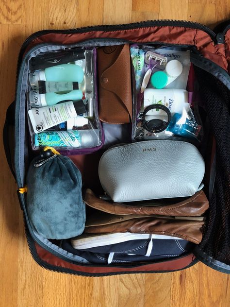 Pack Light For Travel, Backpacking Europe Packing, Minimalist Travel Packing, Capsule Packing, Backpacking List, Light Packing Tips, Cuyana Bag, International Travel Essentials, Minimalist Packing