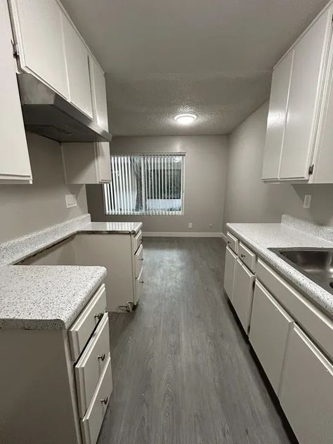 Apartment For Rent In Usa, New Apartment Pictures, New Apartments, Apartment Format, Rented Apartment, Passport Template, Bathroom Apartment, One Bedroom Flat, American Houses