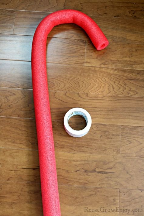 Wanting to add a touch of winter wonderland to your home or maybe having a kids candy themed party? Check out this DIY giant candy cane from a pool noodle! Diy Giant Candy, Decoracion Navidad Diy, Giant Candy Cane, Pool Noodle Crafts, Candy Themed Party, Canes Decor, Candy Cane Decorations, Giant Candy, Candy Land Christmas Decorations Outdoor