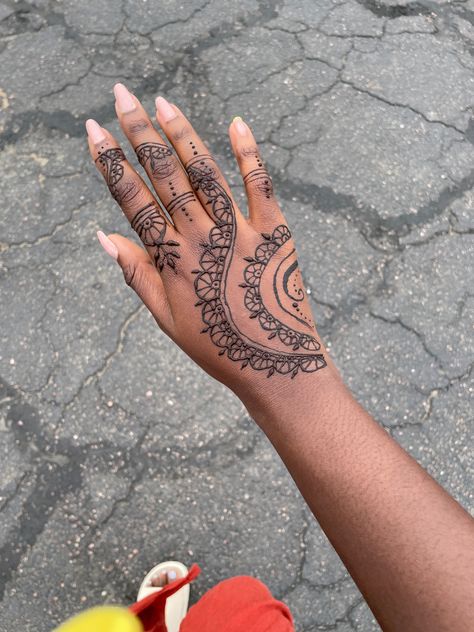 Henna design on dark skin Henna Tattoo Designs On Black Skin, Henna Tattoo Designs On Dark Skin, White Henna Designs On Dark Skin, Brown Henna On Dark Skin, Henna Designs Brown Skin, Henna Designs On Black Women, Henna Tattoo Black Women, Red Henna Designs On Dark Skin, Henna Designs Dark Skin