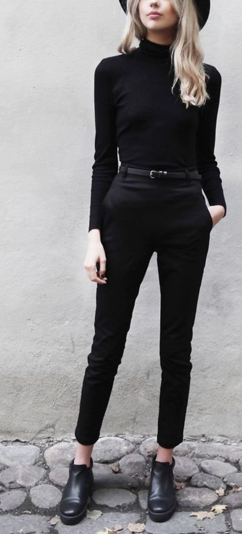 Chic and casual all-black outfits Black Mode, Casual Chic Outfits, Woman In Black, Rock Punk, Elegante Casual, Looks Street Style, Fashion Blogger Style, Looks Black, Jeans Casual