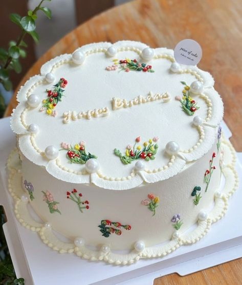 Rodjendanske Torte, Bolo Vintage, Vintage Birthday Cakes, Cake Piping, Simple Cake Designs, Mini Cakes Birthday, Cake Decorating Frosting, Pretty Dessert, Creative Birthday Cakes