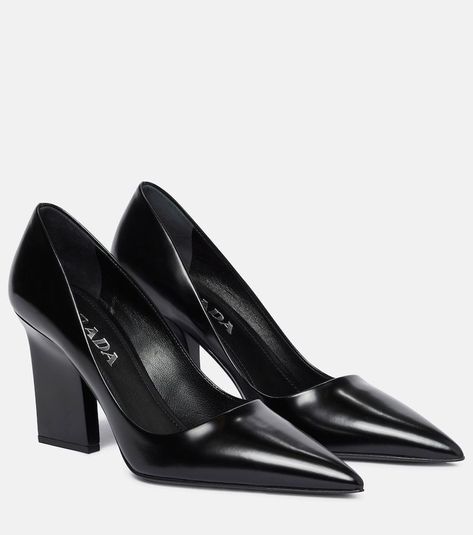 closet fashion clothes black clothes colors Prada Pumps, Prada Heels, Square Heels, Prada Fashion, Shoes Heels Classy, Fab Shoes, Wristwatch Fashion, Prada Leather, Shoe Closet