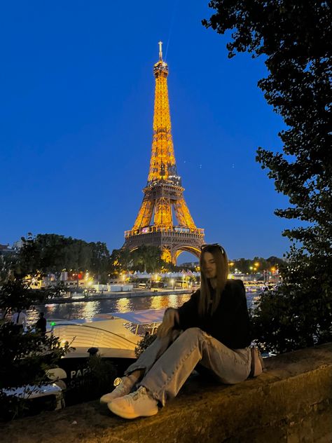 Photos Ideas In Paris, Paris Eiffel Tower Photo Ideas, Paris Ideas Photography, Pictures To Take In Paris, Paris Aesthetic Photos, Paris Photo Ideas Instagram, Poses In Paris, Paris Aesthetic Fashion, Paris Poses