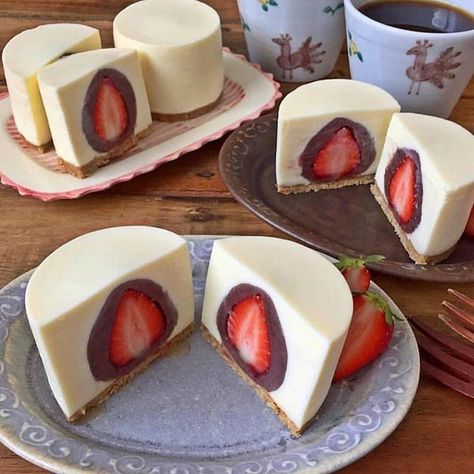 Chocolate Covered Strawberry Cheesecake, Chocolate Covered Cheesecake, Fancy Desserts Recipes, Strawberry Cheesecake Recipe, Vanilla Cheesecake, How To Make Cheesecake, Fancy Desserts, Mini Cheesecakes, Covered Strawberries