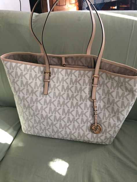 My new MK bag 👜 Mk Tote Bag, Sac Michael Kors, Uni Bag, Tote Bags For School, Luxury Bags Collection, Fake Designer Bags, Handbag Essentials, Mk Purse, Michael Kors Tote Bags