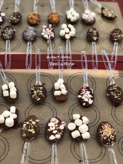 How To Make Chocolate Spoons For Hot Chocolate, Christmas Treats On A Stick, Hot Coco Spoon, Diy Chocolate Spoons For Hot Chocolate, Hot Cocoa Stirrers Diy, Diy Hot Cocoa Stir Sticks, Hot Chocolate Stir Spoons, Hot Chocolate Spoons Gift, Hot Chocolate Stirrers Diy