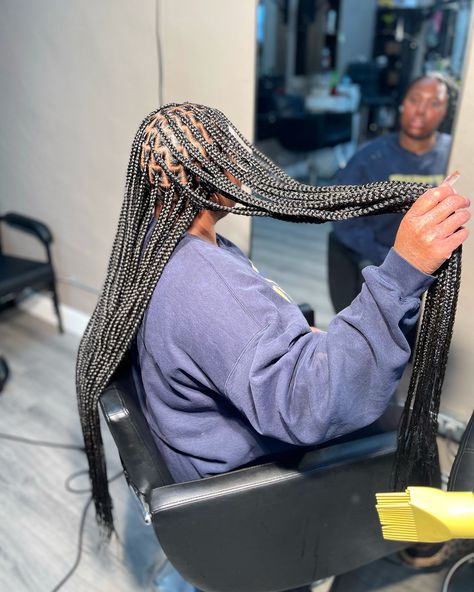 🌸Nice and neat knotless and no matter how much i rant about loving curly ends straight ends are a classic💛 this is the original bussdown💆🏾‍♀️ 🌸Ready to learn how to braid?🧚‍♀️ 🌸 🌸Arri’s SchoolHouse and Arri’s Little Braid Book is here!🎓🎉 Ready to learn how do bussdown braids that are FULL and FLAT? Or do you just want to learn a solid parting foundation for any protective style? You’ll learn things like: - tucking color -triangle parts -brick layers -installing bohemian curls -and much m... Small Full Knotless Braids, Bussdown Braids, Bohemian Curls, Triangle Parts, Small Knotless, How To Braid, Protective Style, Knotless Braids, Add Ons