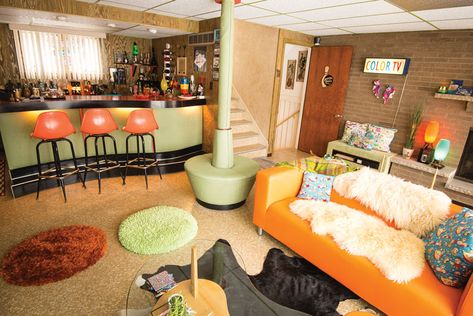 Mid-Century Marvel: The Atomic House | Pittsburgh Magazine Mid Century Living Room 1950s, 70s Aesthetic Living Room, Mid Century Basement, Living Room 70s, Room Aesthetic Dark, Retro Basement, 70s Living Room, Vintage Living Room Decor, Bohemian 70s