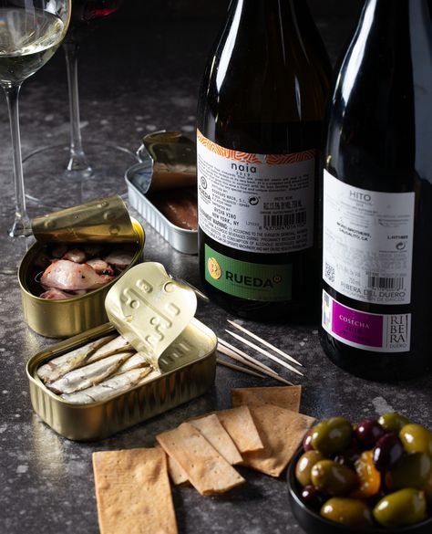 For the easiest and most delicious Spanish #tapas inspired snack, pair your favorite tinned fish with potato chips, olives, and a glass of @riberayruedawine Verdejo or Tempranillo #wine. Learn more about these iconic Spanish ingredients and where you can pick up a bottle of @riberayruedawine #Verdejo or #Tempranillo Tempranillo Wine, Tin Fish, White Wine Grapes, Tinned Fish, Spanish Olives, Spanish Wine, Spanish Tapas, Tapas Bar, Wine Pairing