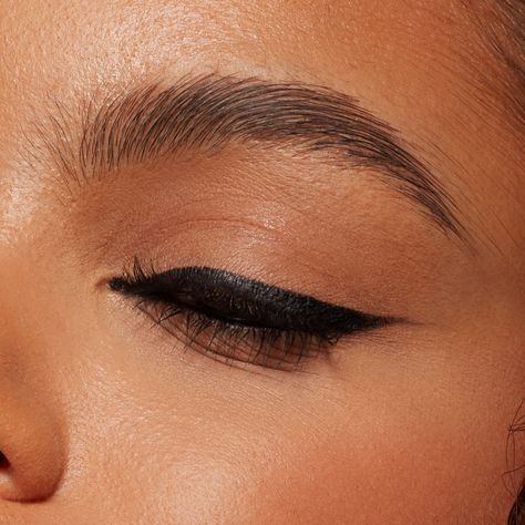 Liquid Eyeliner Looks, Eyeliner Simple, Eyeliner Application, Felt Tip Eyeliner, Wella Color Fresh, Bondi Sands, Simple Eyeliner, Bleach London, Makeup Help