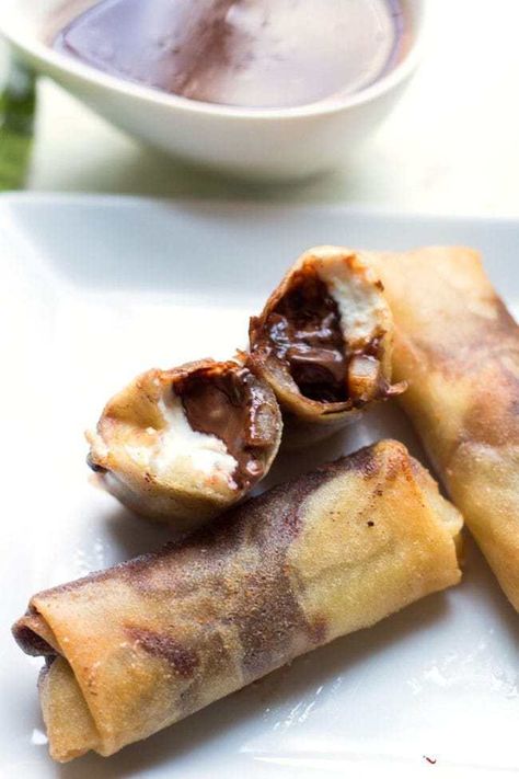 Organic Cocoa Hazelnut and Mascarpone Spring Rolls Banana Roll Kulit Lumpia, Lumpia Pisang, Banana Crispy, Pisang Crispy, Banana Spring Rolls, Caramelized Pear, Sweet Cheese, Banana Roll, Wrap Food