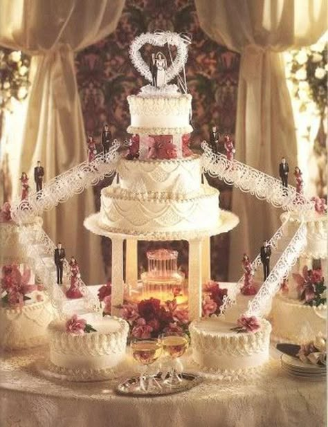 Old School Wedding, Fountain Wedding Cakes, Vintage Pasta, Fruit Wedding Cake, Old Fashioned Wedding, 80s Wedding, Fountain Cake, Italian Wedding Cakes, Big Wedding Cakes