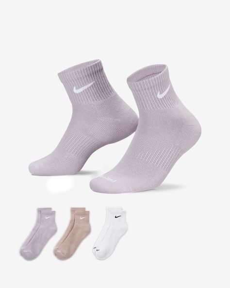 Nike Socks Women, Ankle Socks Outfit, Nike Sets, Nike Ankle Socks, Nike Hoodie Outfit, Nike Crew Socks, New Nike Shoes, Sock Outfits, All Nike Shoes