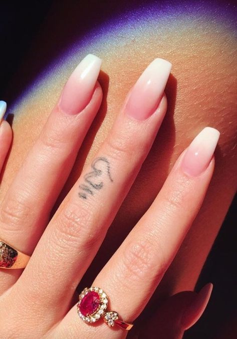 Kali Uchis Nails, Plain Acrylic Nails, Tattoo Samples, Nail Polish Hacks, Hippie Nails, Chrome Nail, Dip Nails, Nail Stuff, Classic Nails