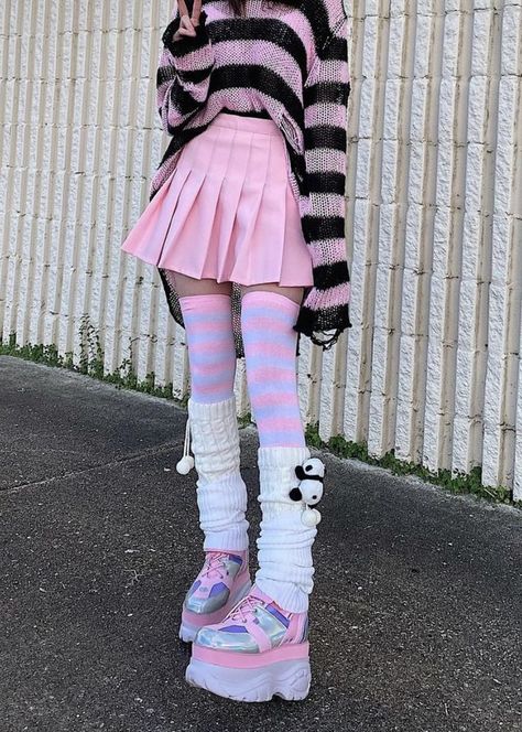 Everything you need to know about festivals and raves. From festival fashion to outright festival and rave tips and tricks. Survive and thrive in EDM. Learn more at RaveHackers.com Aesthetic Sanrio, Mode Harajuku, Stil Emo, Outfits Pastel, Pastel Goth Outfits, Mode Emo, Goth Outfit, Alt Clothes, Mode Kawaii