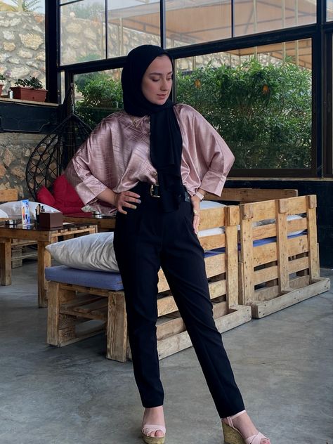 Outfits, Hijab outfit style, dusty pink blouse, Wind,Beauty, Fashion, nails, blackpink , black and pink, rose gold, Victoric, Hijab fashion inspiration. Hijab Outfit Style, Pink Blouses Outfit, Dusty Pink Blouse, Blackpink Black, Black Hijab, Outfits Hijab, Rose Shirts, Hijab Fashion Inspiration, Silk Roses