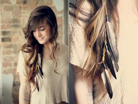 Boho Feather Hair Clip DIY Hippy Hair, Diy Feather, Boho Crafts, Feather Diy, Hair Clips Diy, Estilo Indie, Loc Jewelry, Feather Hair Clips, Boho Hair