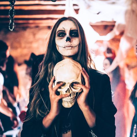 Halloween Pauroso, Holding Skull, Most Popular Halloween Costumes, Ghost Face Mask, Popular Halloween Costumes, Halloween Parejas, Creepy Costumes, Halloween Songs, Scary Halloween Costume