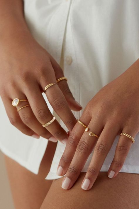 How To Wear Rings, Meaningful Jewelry, Classy Jewelry, Stacked Jewelry, Minimal Jewelry, Gold Ring Stack, Jewelry Lookbook, Chic Jewelry, Hand Jewelry