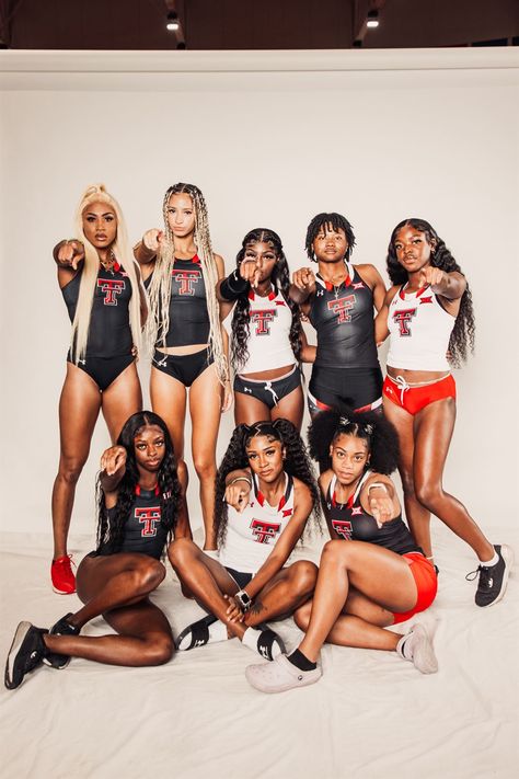 Track Duo Pictures, Track Team Photos, Track And Field Picture Ideas, Media Day Poses Track And Field, Track Team Pictures, Track Black Women, Aesthetic Track Pictures, Media Day Track And Field, Track Pictures Poses Photo Ideas