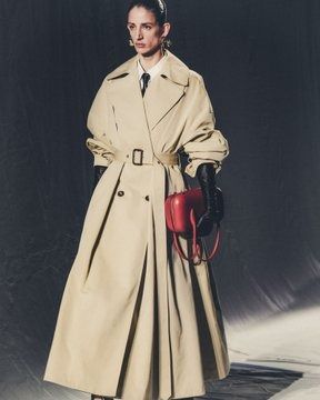 Alexander McQueen on X: "A #McQueenAW23 beige trench coat and elbow-length gloves with the Reverse Clutch in red. Discover the Autumn/Winter 2023 collection: https://t.co/1nBSS8L8Ob https://t.co/yPCNlMDo7C" / X Elbow Length Gloves, Fashion Minimal, Beige Trench Coat, Autumn Winter 2023, Corporate Fashion, 2023 Collection, Winter 2023, Minimal Fashion, Luxury Lifestyle