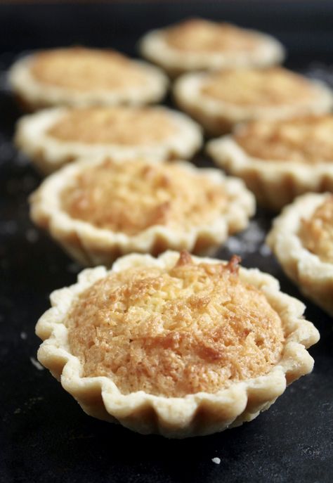 Raspberry Coconut Tarts, Coconut Tartlets, Coconut Tart Recipe, Italian Baking, Mini Tart Recipes, Work Recipes, Coconut Tart, Tartlets Recipe, Dessert Pie