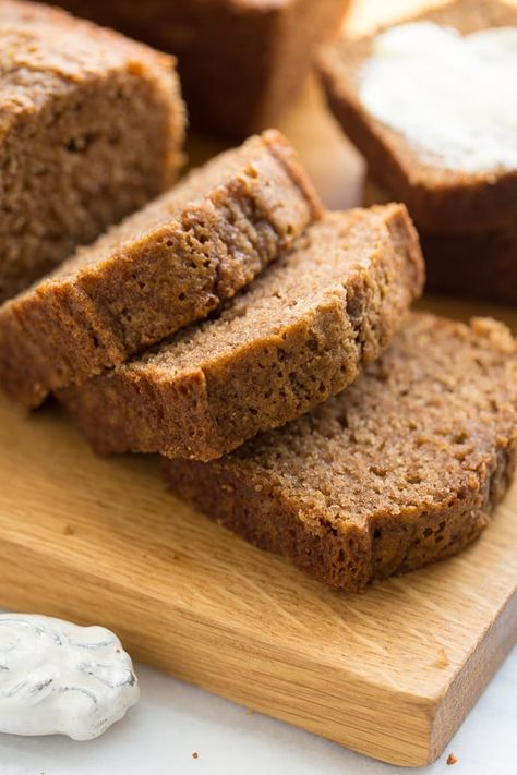 Gluten-Free Applesauce Bread! DELICIOUS Cinnamon-spiced bread that will make your whole house smell like fall! {Dairy-Free} #GlutenFree #ApplesauceBread Banana And Date Loaf, Coconut Flour Banana Bread, Applesauce Bread, Flours Banana Bread, Patisserie Sans Gluten, Pain Sans Gluten, Peanut Butter Banana Smoothie, Dessert Sans Gluten, Eating Bananas