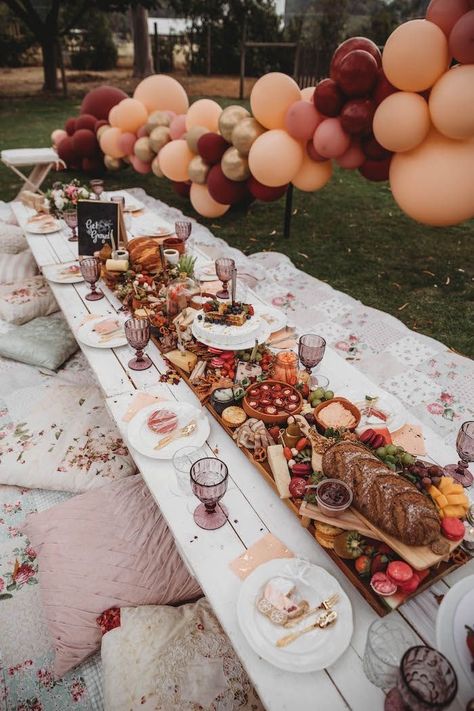 Picnic Hens Party, Backyard Charcuterie Party, Hooka Lounge Wedding, Hen Party Grazing Table, Boho Party Table Decorations, Bachelorette Grazing Table, Hens Party Picnic, Birthday Dinner Outside Party Ideas, 30th Picnic Party