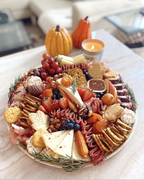 Charcuterie Board For 3, Fall Theme Charcuterie Board Ideas, Charcuterie Board Autumn, Fall Meat And Cheese Board, Festive Charcuterie Board, Cheese And Fruit Charcuterie Board, Chucuttery Board Ideas, Charcuterie Board Ideas Fall, Cheese And Fruit Board