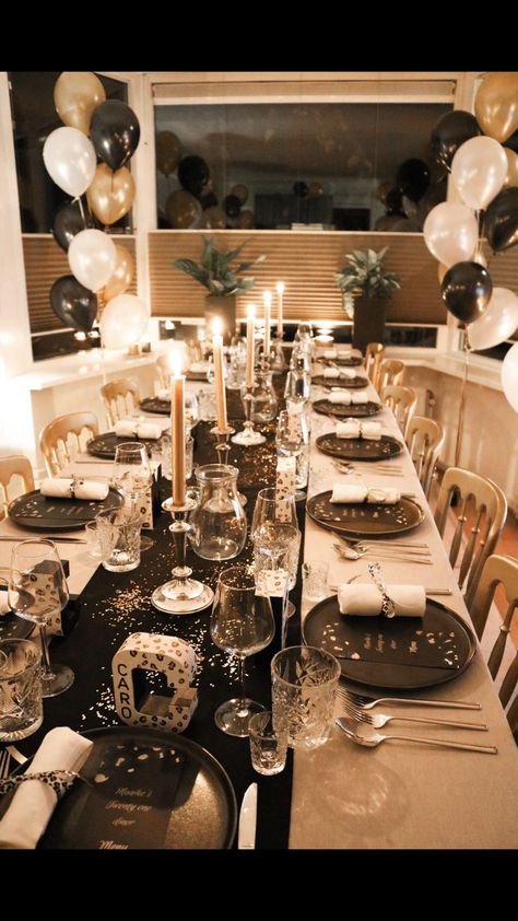 New Years Dinner Table Decor, New Years Eve Party Table Decorations, Dinner Party At Home Aesthetic, Nye Dinner Party Table Settings, New Years Dinner Party Table Settings, Birthday Dinner Set Up Ideas, 21 Diner Ideas, Nye Table Decor, New Years Table Decorations