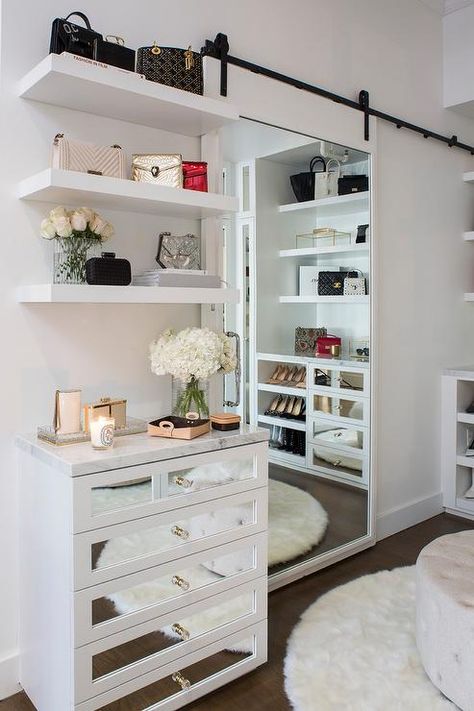 Dressing Room Closet Walk In Wardrobe Mirror Sliding Doors, Closet Mirror Ideas, Walk In Closet Door, Bilik Tidur Kecil, Reka Bentuk Bilik Tidur, Sliding Mirror Closet Doors, Hiasan Dalaman Rumah, Closet Mirror, Mirror Closet