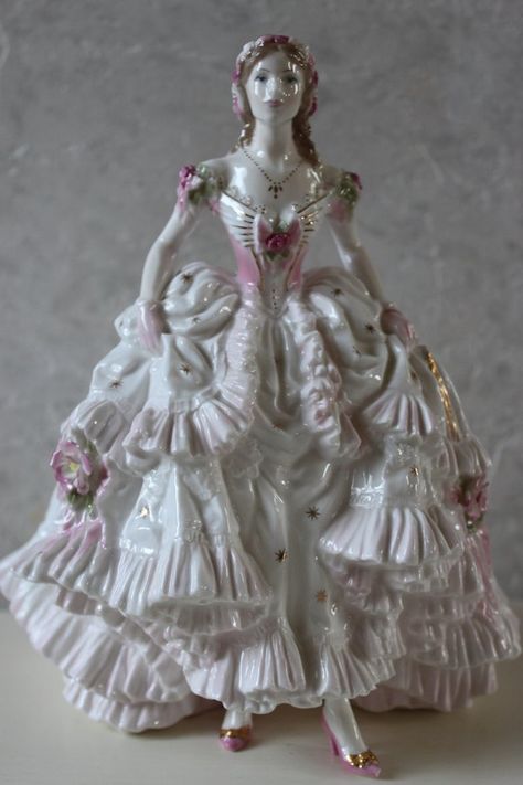 Royal Worcester.  «ROYAL Debut» Porcelain Doll Aesthetic, Dresden Dolls, China Figurines, Glass Dolls, Vintage Porcelain Dolls, Antique Porcelain Dolls, Dresden Porcelain, Beautiful Figure, Royal Worcester