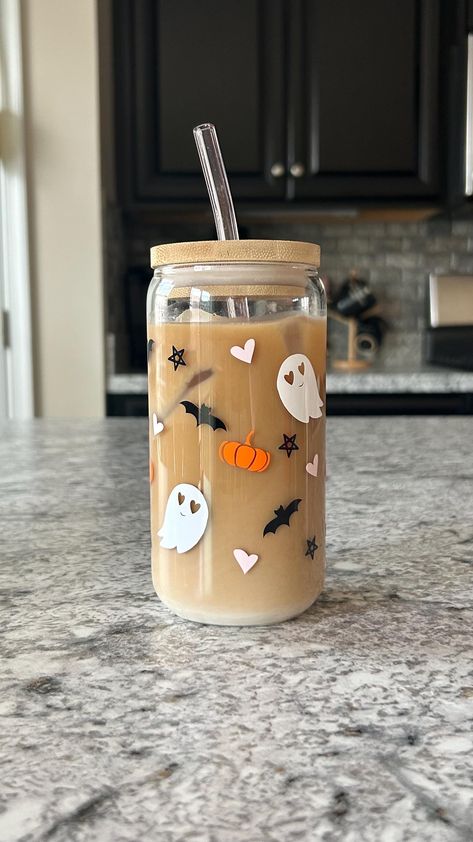 Ghost Glass Cup, Cute Halloween Tumblers, Clear Cups With Vinyl Cute Ideas, Fall Cups Vinyl, Cute Halloween Stuff, Halloween Glass Cups, Glass Cups With Vinyl, Halloween Glasses, Starbucks Cup Design